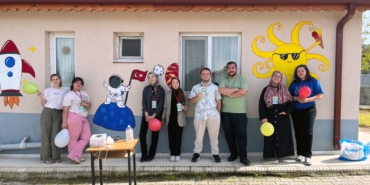 İlkokulların duvarlarını renklendirip öğrencilerle oyunlar oynadılar