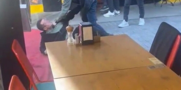 Beşiktaş’ta otomobil sürücüsü ve moto kuryenin tartışmasında yumruklar konuştu