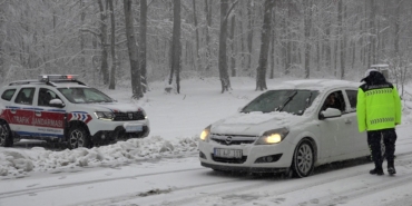 Kırklareli’de kar yağışı: Sürücüler yollarda mahsur kaldı