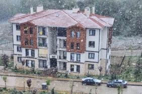 Bahar ayında şehir merkezinde lapa lapa kar: "Sabah güneş vardı şimdi kar yağıyor"