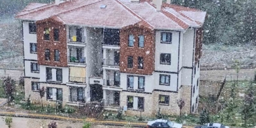 Bahar ayında şehir merkezinde lapa lapa kar: "Sabah güneş vardı şimdi kar yağıyor"