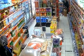 Markette deprem anı kamerada: Ürünler yere düştü