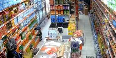 Markette deprem anı kamerada: Ürünler yere düştü