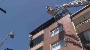 Gaziosmanpaşa’da 4 katlı binada yangın çıktı, 1 kişi dumandan etkilendi