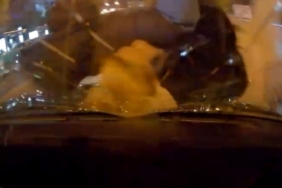 Otomobil motosiklete çarptı, 2 kişi yaralandı: Kaza anı kemarada