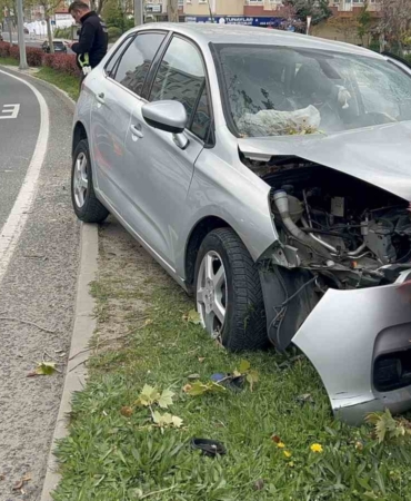 Tekirdağ’da refüje çıkan otomobil ağaca çarptı: 3 yaralı