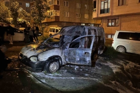 Küçükçekmece’de park halindeki araç alev alev yandı