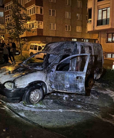 Küçükçekmece’de park halindeki araç alev alev yandı