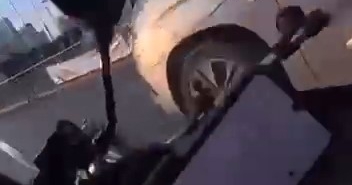 Esenyurt’ta motosiklet sürücüsünün ölümden döndüğü kaza kamerada