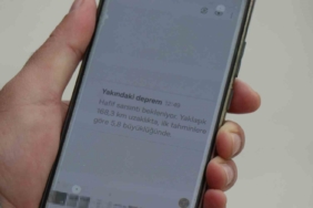 Deprem öncesinde telefonuna gelen uyarı ile dışarı çıkıp o anları kayıt altına aldı