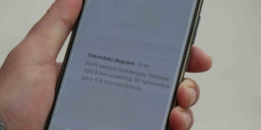 Deprem öncesinde telefonuna gelen uyarı ile dışarı çıkıp o anları kayıt altına aldı