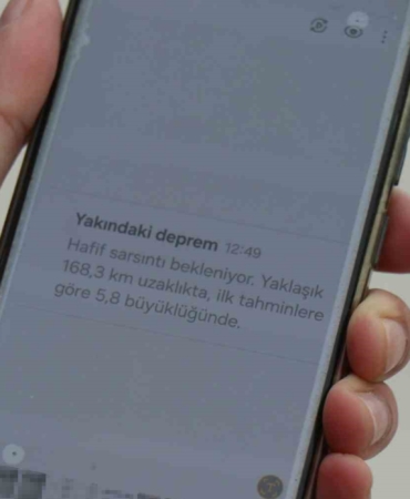 Deprem öncesinde telefonuna gelen uyarı ile dışarı çıkıp o anları kayıt altına aldı