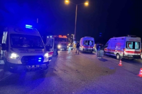 Sakarya’da duble yolda iki otomobil çarpıştı: 1’i ağır 7 yaralı