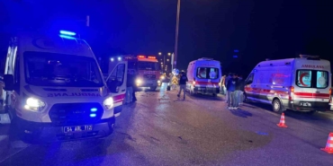 Sakarya’da duble yolda iki otomobil çarpıştı: 1’i ağır 7 yaralı