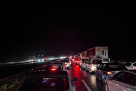 Otoyolda makaslayan tır uzun araç kuyruklarına sebep oldu