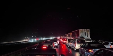 Otoyolda makaslayan tır uzun araç kuyruklarına sebep oldu