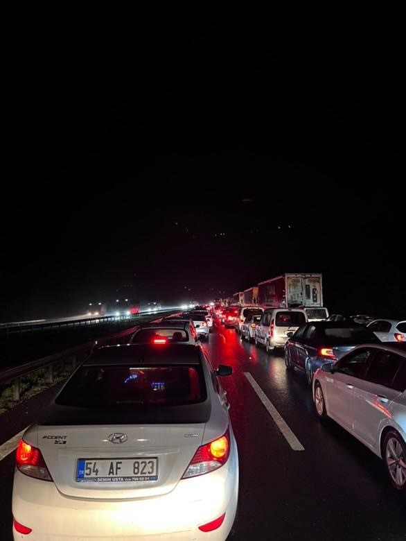 Otoyolda makaslayan tır uzun araç kuyruklarına sebep oldu