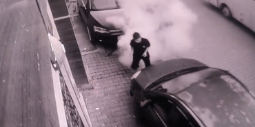 Çocuğun elindeki torpilin patladığı anlar kamerada