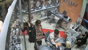 Ümraniye’de kuyumcuda hırsızlık anı kamerada