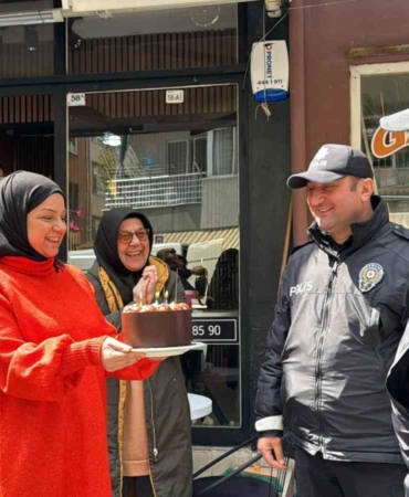 Yalova’da kavga ihbarına giden polislere pasta sürprizi