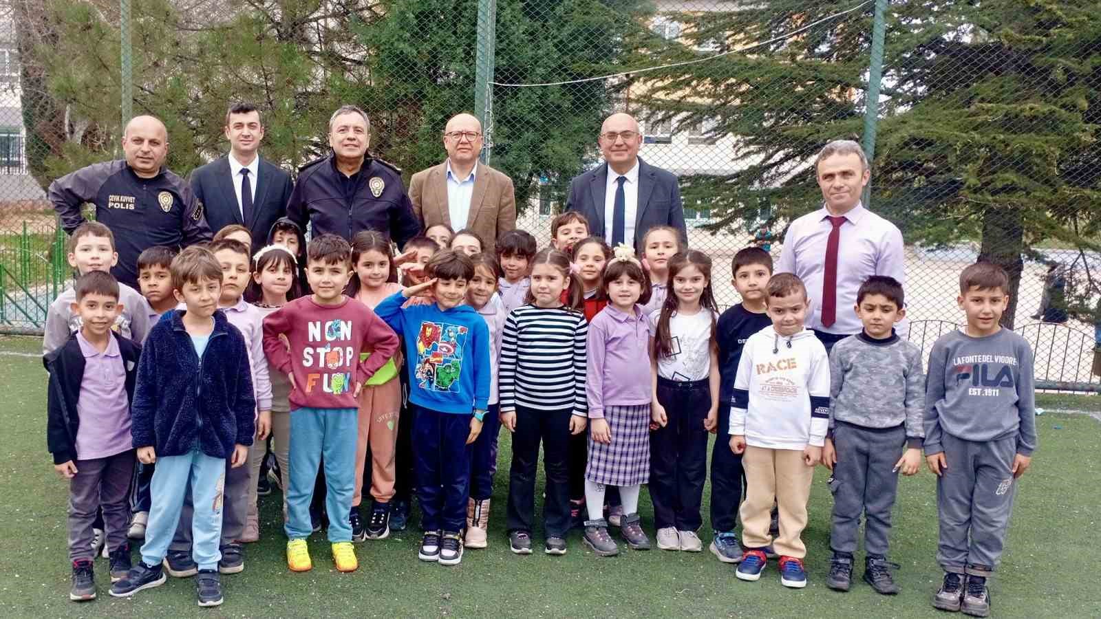 Bilecik İl Emniyet Müdürlüğü ekipleri minik öğrencilerle buluştu
