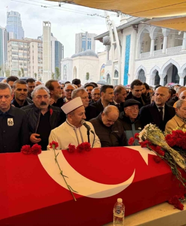 Ünlü sanatçı Volkan Konak için İstanbul’da cenaze töreni düzenlendi