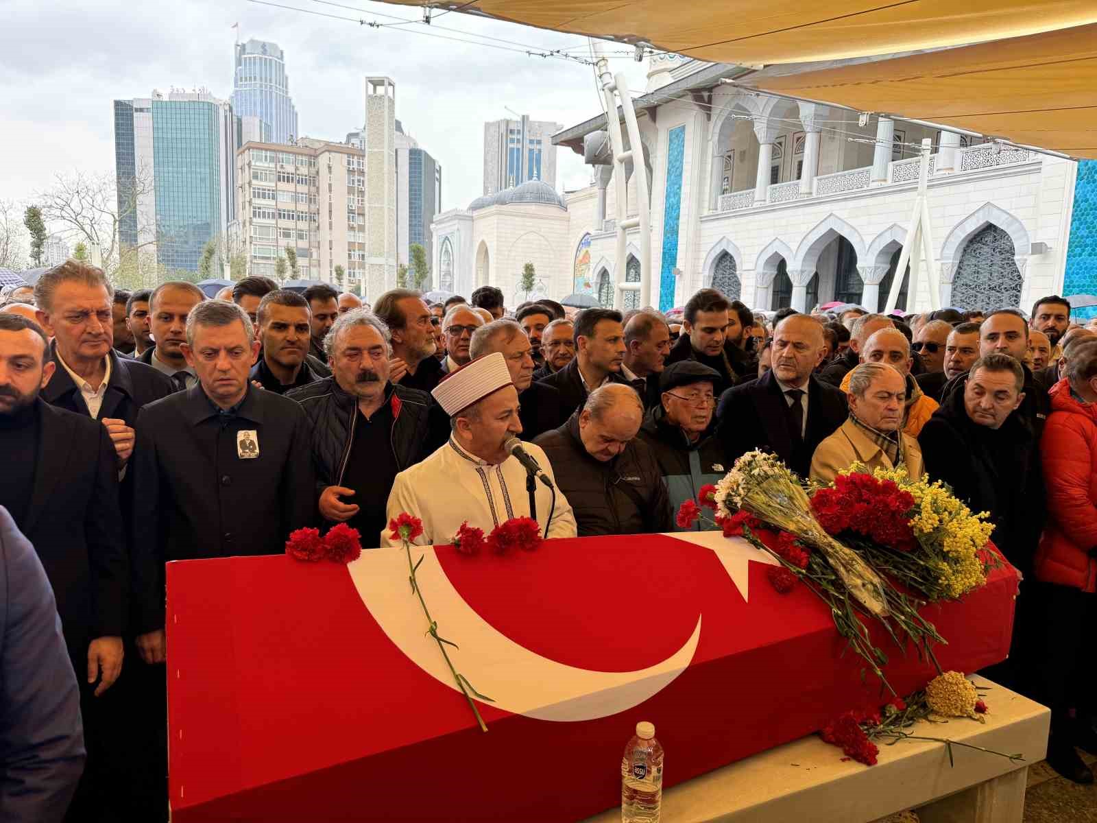Ünlü sanatçı Volkan Konak için İstanbul’da cenaze töreni düzenlendi