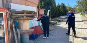 Zabıta Müdürlüğü ekipleri kaldırım işgali yapan esnafı uyardı