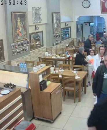 Yalova’da depremde restoranda yaşanan panik kamerada