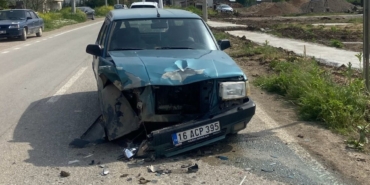 Traktör ile otomobil çarpıştı: 1’i çocuk, 3 yaralı