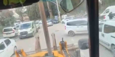 İş makinesi ile tehlikeli yolculuk kamerada