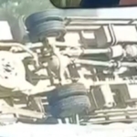 Kargo aracı devrildi : 2 yaralı