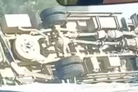 Kargo aracı devrildi : 2 yaralı