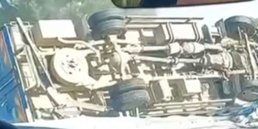 Kargo aracı devrildi : 2 yaralı