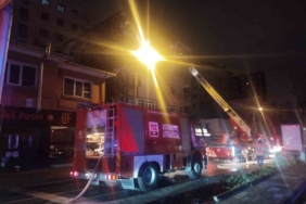 Kadıköy’de 4 katlı binada yangın: 2 kişi dumandan etkilendi