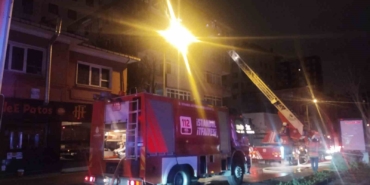 Kadıköy’de 4 katlı binada yangın: 2 kişi dumandan etkilendi