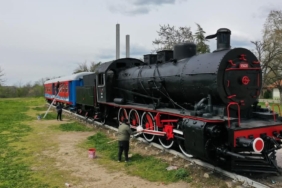 Edirne Karaağaç Tren Garı’ndaki nostaljik tren boyatıldı