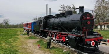 Edirne Karaağaç Tren Garı’ndaki nostaljik tren boyatıldı