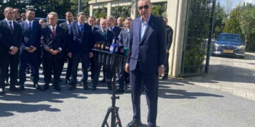 Cumhurbaşkanı Erdoğan, "Türkiye dipdiri ayaktadır, dipdiri gündemi elinde tutmaktadır"