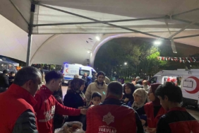 Vakıflar’dan depremin ardından geceyi parkta geçiren vatandaşlara ikram