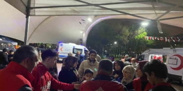 Vakıflar’dan depremin ardından geceyi parkta geçiren vatandaşlara ikram