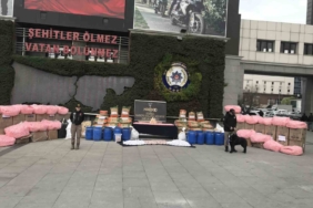 İçişleri Bakanı Yerlikaya’nın açıkladığı uyuşturucu emniyette sergilendi