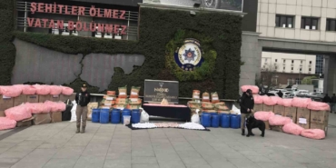 İçişleri Bakanı Yerlikaya’nın açıkladığı uyuşturucu emniyette sergilendi