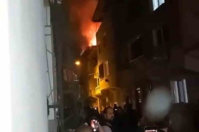 Binanın çatı katı alevlere teslim oldu