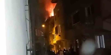 Binanın çatı katı alevlere teslim oldu