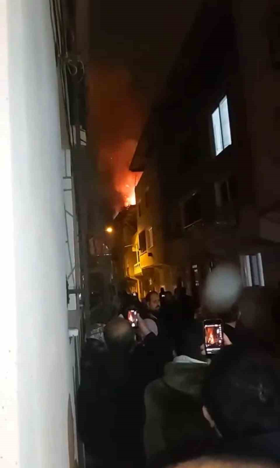 Binanın çatı katı alevlere teslim oldu