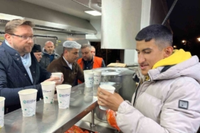 Kocaeli Büyükşehir Belediyesi "Hızır 41" ekipleri Küçükçekmece’deki vatandaşlara çorba dağıttı