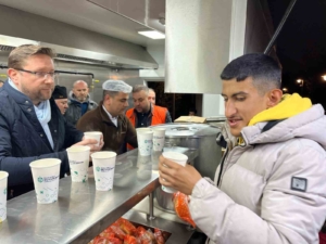 Kocaeli Büyükşehir Belediyesi "Hızır 41" ekipleri Küçükçekmece’deki vatandaşlara çorba dağıttı