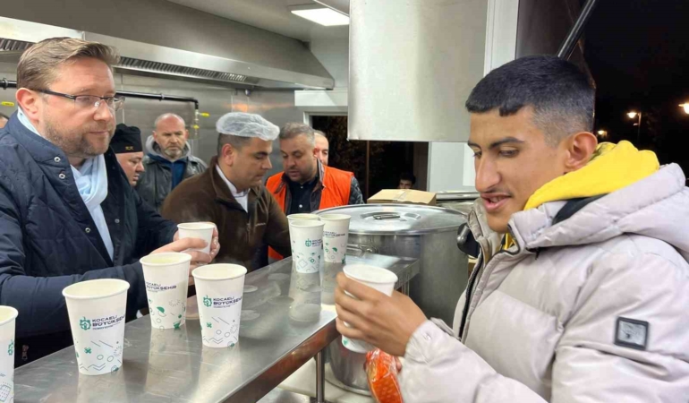 Kocaeli Büyükşehir Belediyesi "Hızır 41" ekipleri Küçükçekmece’deki vatandaşlara çorba dağıttı