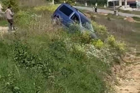 El freni çekilmeyi unutulan araç şarampole uçtu